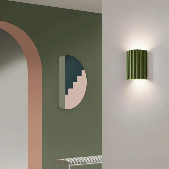 Wandlampe aus Harz mit geriffeltem Schirm – zeitgenössisches Innendesign - Lamylie