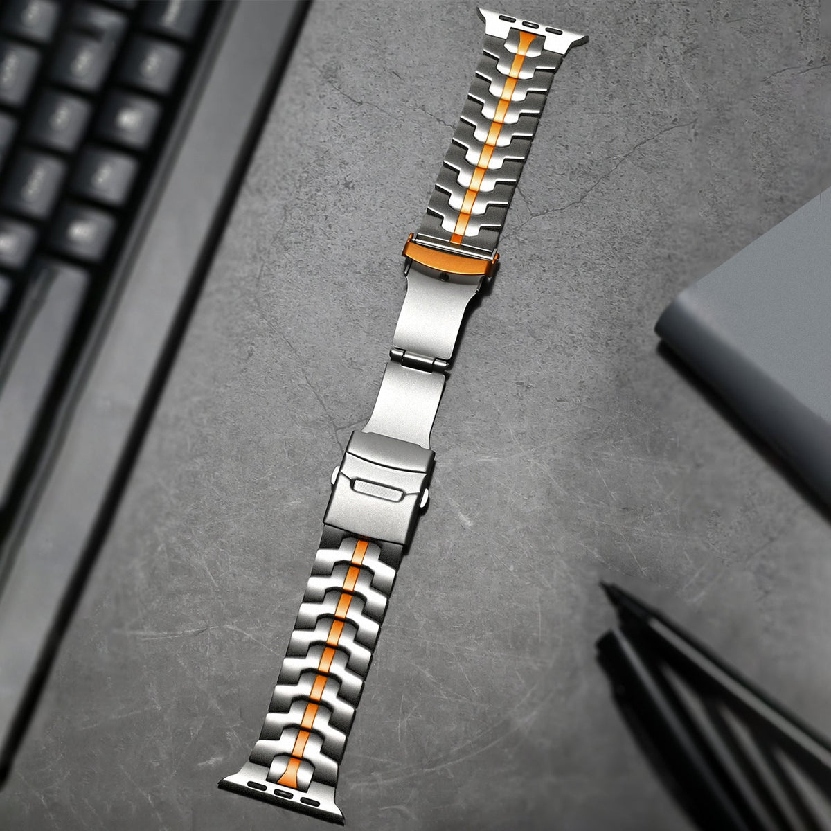 Řemínek AeroLink z titanu třídy 2 pro Apple Watch — lehká konstrukce o hmotnosti 66 g