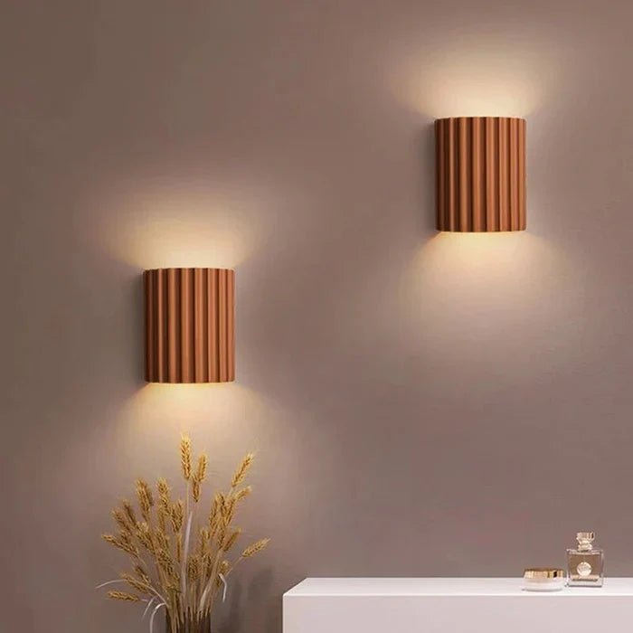 Wandlampe aus Harz mit geriffeltem Schirm – zeitgenössisches Innendesign - Lamylie