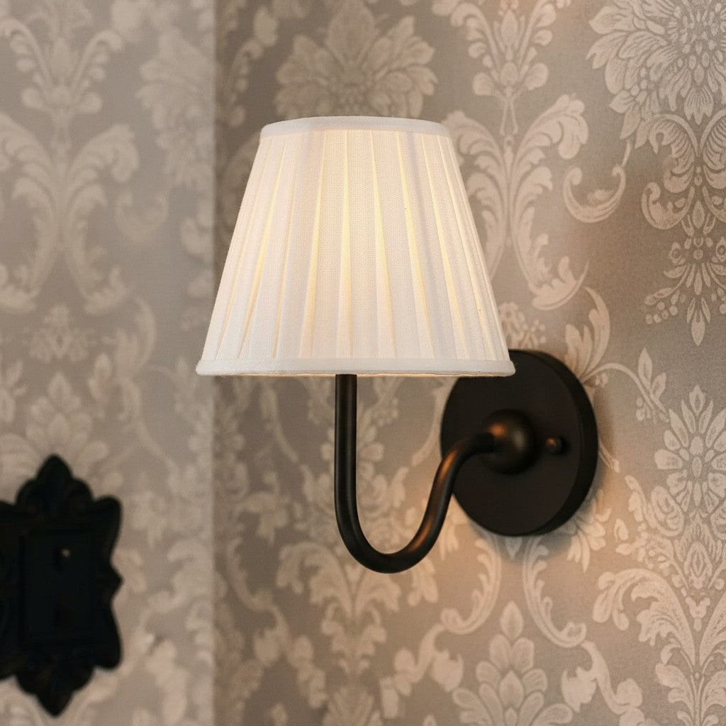 Vegglampe med plissert skjerm | Klassisk veggbelysning i metall og lin til rustikt soverom, gang, lesekrok og hjem – Lamylie