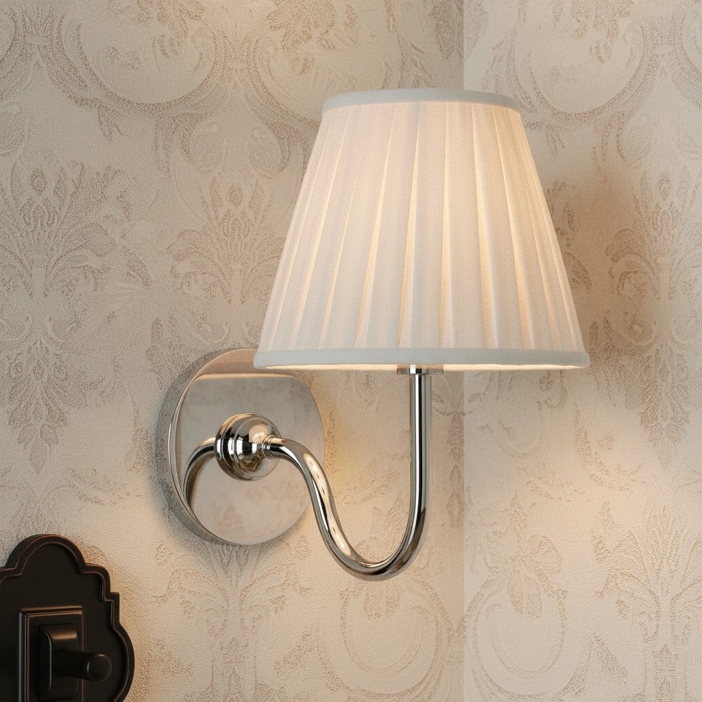 Vegglampe med plissert skjerm | Klassisk veggbelysning i metall og lin til rustikt soverom, gang, lesekrok og hjem – Lamylie