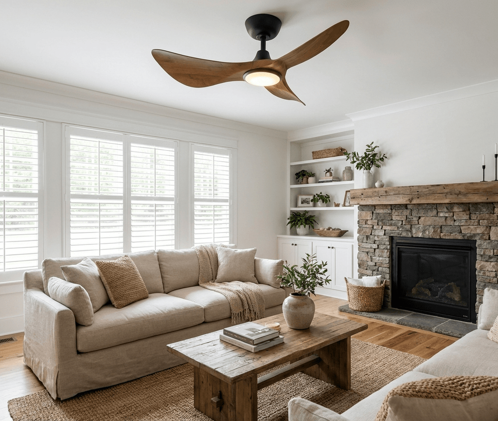Stropní ventilátor Finn s dřevěným řezbářským dekorem a osvětlením | Ø110 cm, stmívatelné LED, 6 rychlostí | Skandinávský design do obývacího pokoje, ložnice a jídelny | Dálkové ovládání – Lamylie