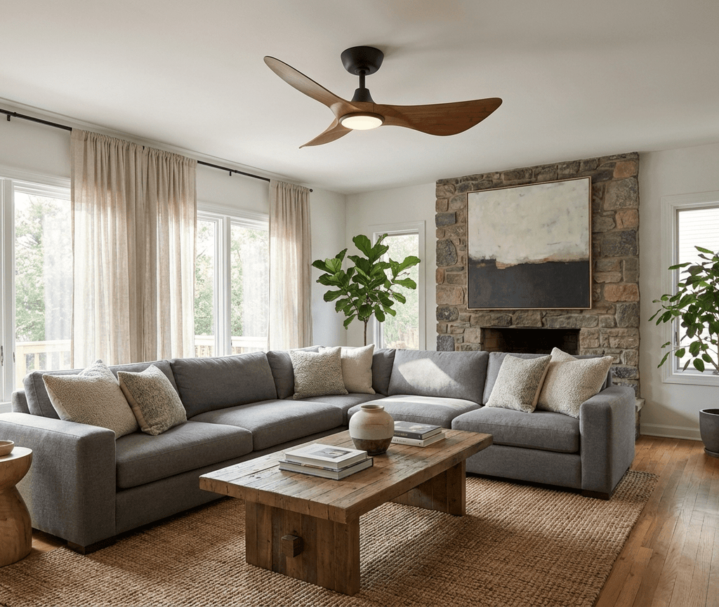 Stropní ventilátor Finn s dřevěným řezbářským dekorem a osvětlením | Ø110 cm, stmívatelné LED, 6 rychlostí | Skandinávský design do obývacího pokoje, ložnice a jídelny | Dálkové ovládání – Lamylie