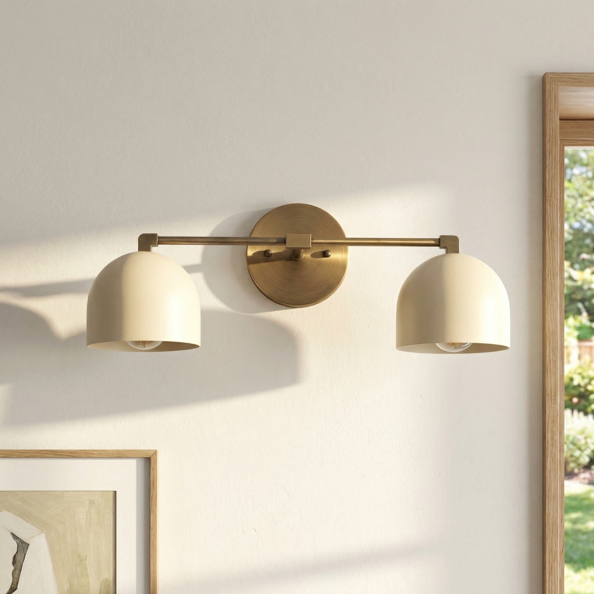 Lampada da parete in metallo con paralume sferico | Lampada dall’atmosfera scandinava per bagno, camera da letto e soggiorno | Illuminazione da parete moderna nera, oro e ottone - Lamylie