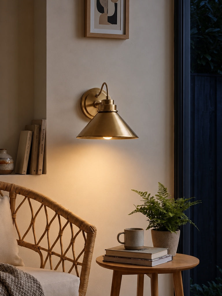 Globus Wandleuchte mit gebogenem Arm | Moderne Industriebeleuchtung für Bad, Schlafzimmer und Flur - Lamylie