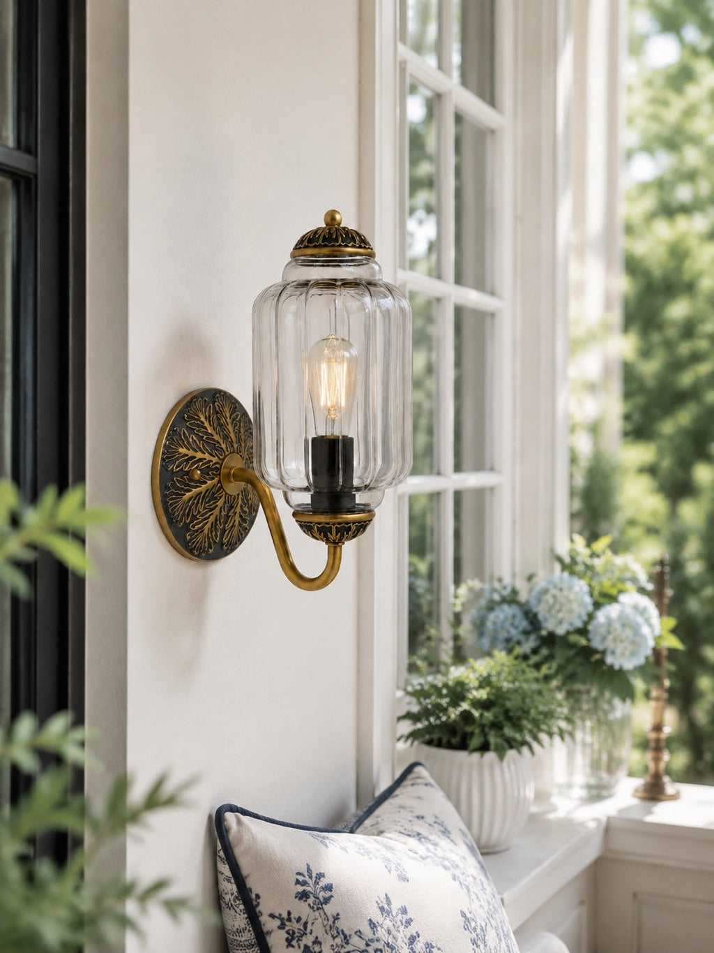 Eloise Vintage Wandleuchte aus Milchglas mit gewelltem Rand - Moderne Akzentbeleuchtung für Bad und Schlafzimmer