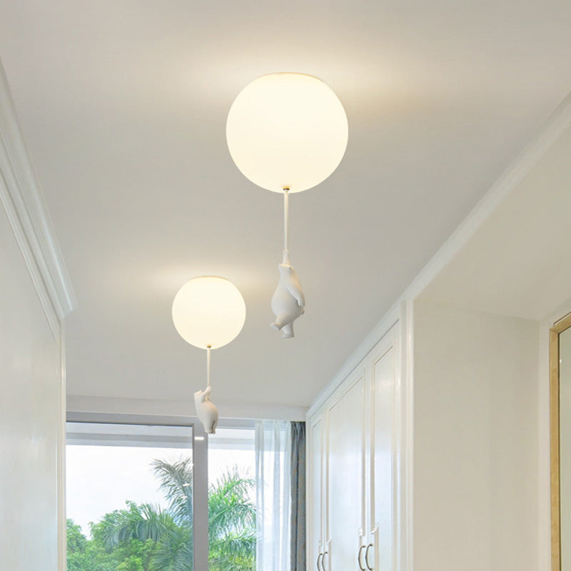Lampe de plafond LED ballon CosmoNest — Motif d’ours suspendu, accents de ballons éclatants