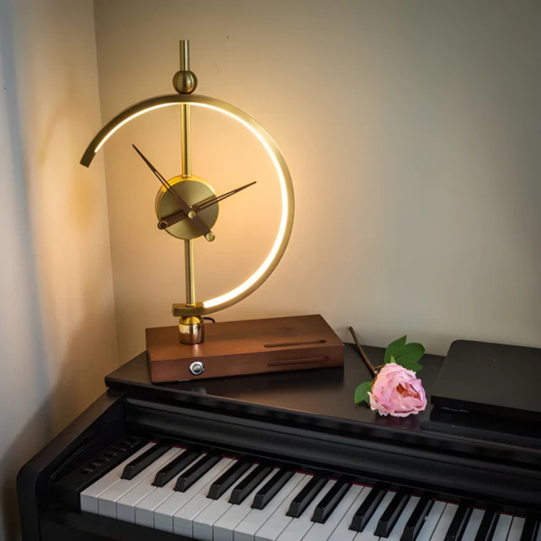 LED-natbordslampe med ur – elegant design til soveværelser – Lamylie