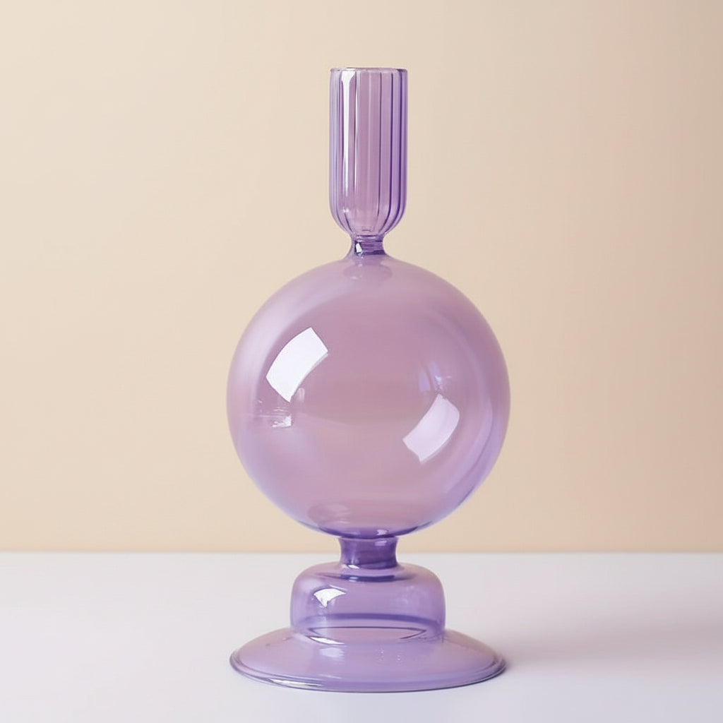 Auravine vas och ljushållare i glas — skulptural, minimalistisk form