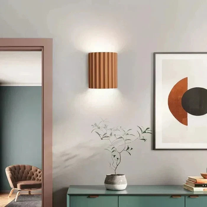Wandlampe aus Harz mit geriffeltem Schirm – zeitgenössisches Innendesign - Lamylie