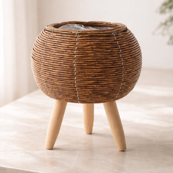 Pot pour plantes avec support en bois | Texture de panier tressé | Convient à l’intérieur comme à l’extérieur | Plantara - Lamylie