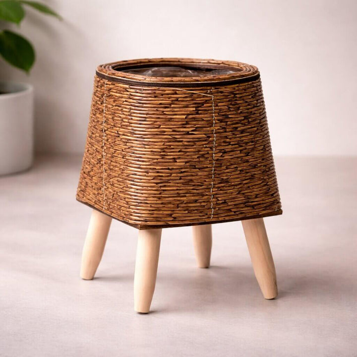 Pot pour plantes avec support en bois | Texture de panier tressé | Convient à l’intérieur comme à l’extérieur | Plantara - Lamylie