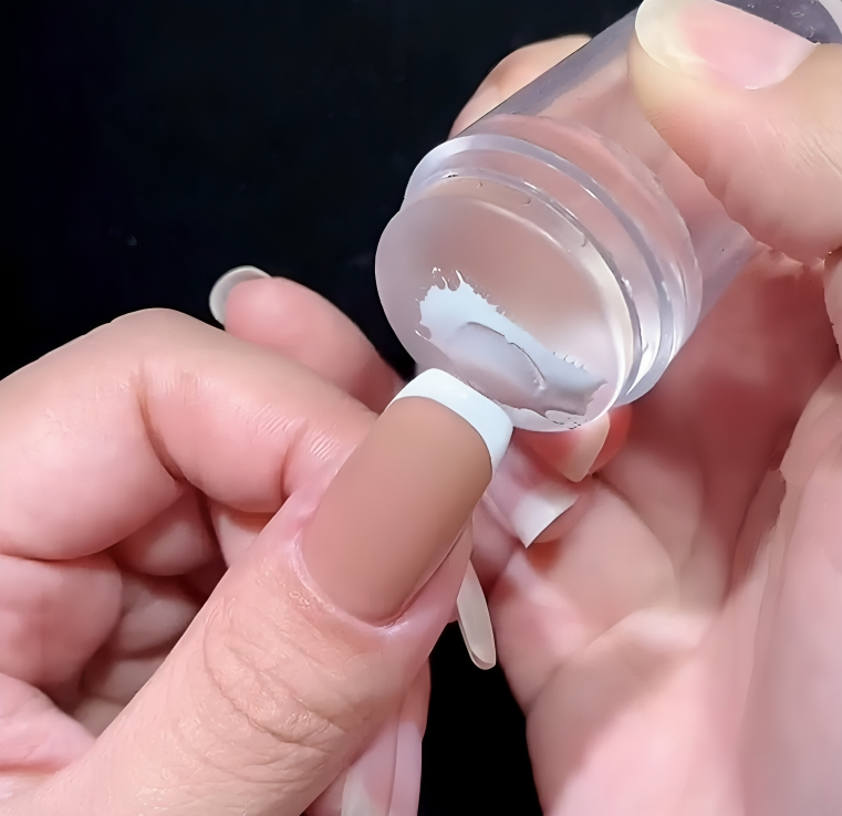 Francia manikűrnyomda-készlet a hibátlan körömvégekhez, amelyeket örömmel mutat meg - Lamylie
