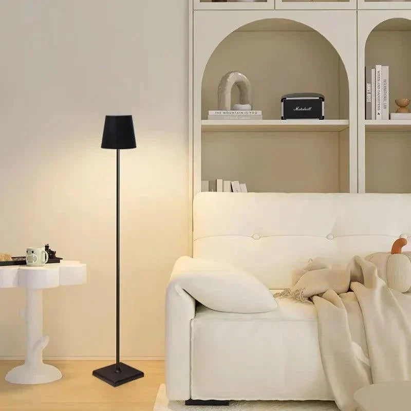 LumaNova nordisk LED-gulvlampe — oppladbar, dimbar, berøringsstyrt