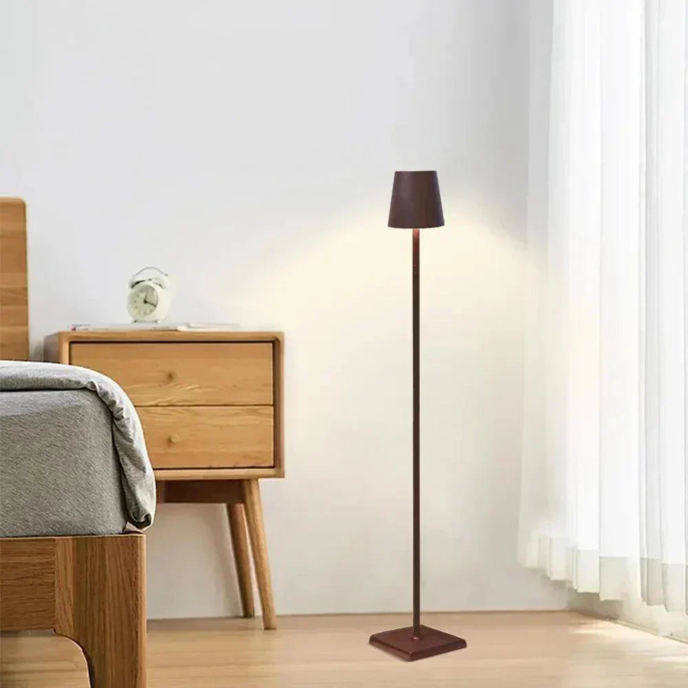 LumaNova nordisk LED-gulvlampe — oppladbar, dimbar, berøringsstyrt