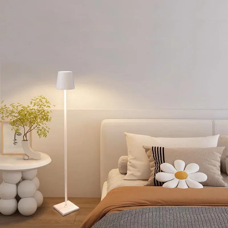 LumaNova nordisk LED-gulvlampe — oppladbar, dimbar, berøringsstyrt