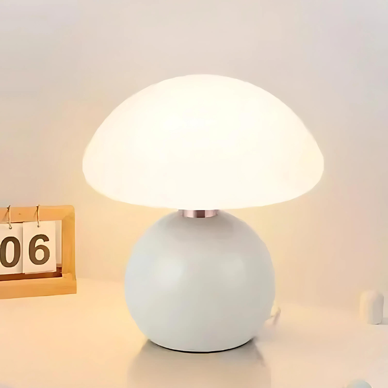ClaudiLight | Elegant small table lamp made of cream-colored ceramic - Lamylie