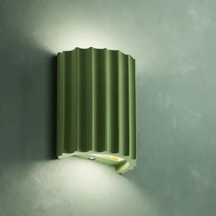 Wandlampe aus Harz mit geriffeltem Schirm – zeitgenössisches Innendesign - Lamylie