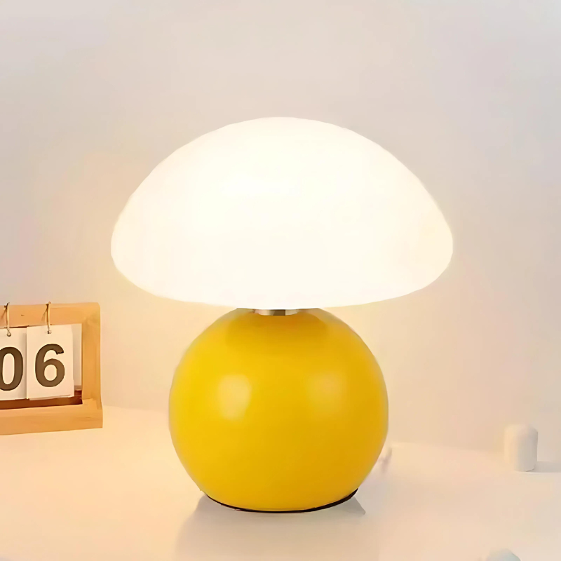 ClaudiLight | Elegant small table lamp made of cream-colored ceramic - Lamylie