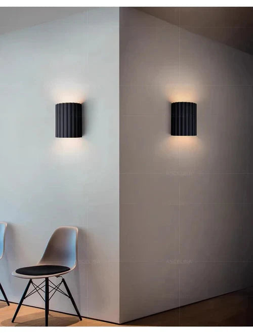 Wandlampe aus Harz mit geriffeltem Schirm – zeitgenössisches Innendesign - Lamylie