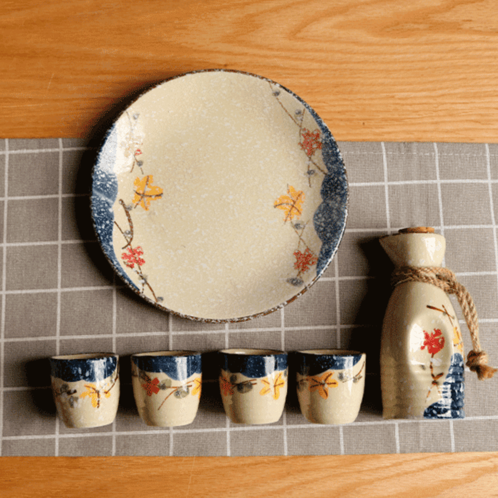 Japansk sakésett med karaffel og kopper | Keramikk med kirsebærblomstmotiv – Lamylie