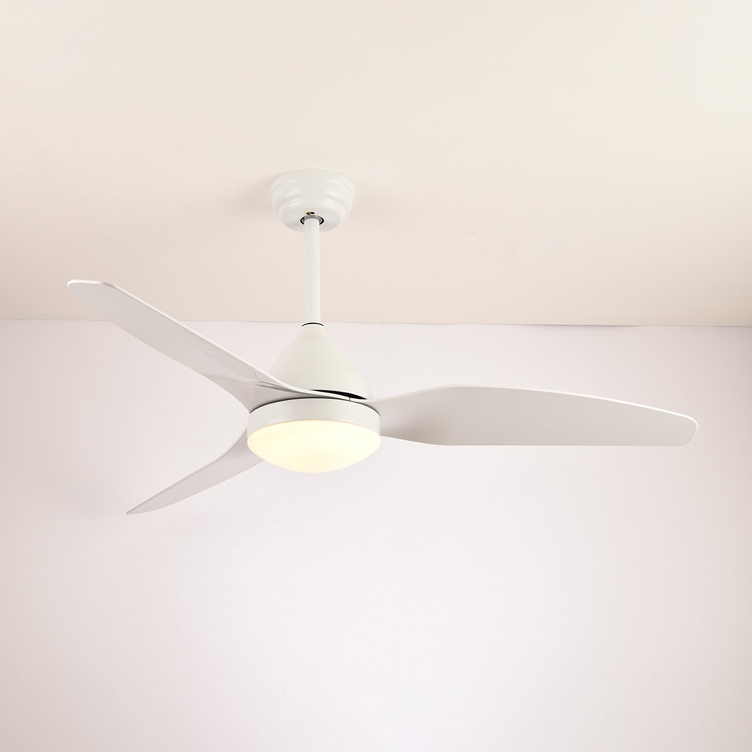 Ventilator de tavan modern Fia cu iluminare, 3 viteze, telecomandă, ø106 cm, culoare lemn alb-negru – Lamylie
