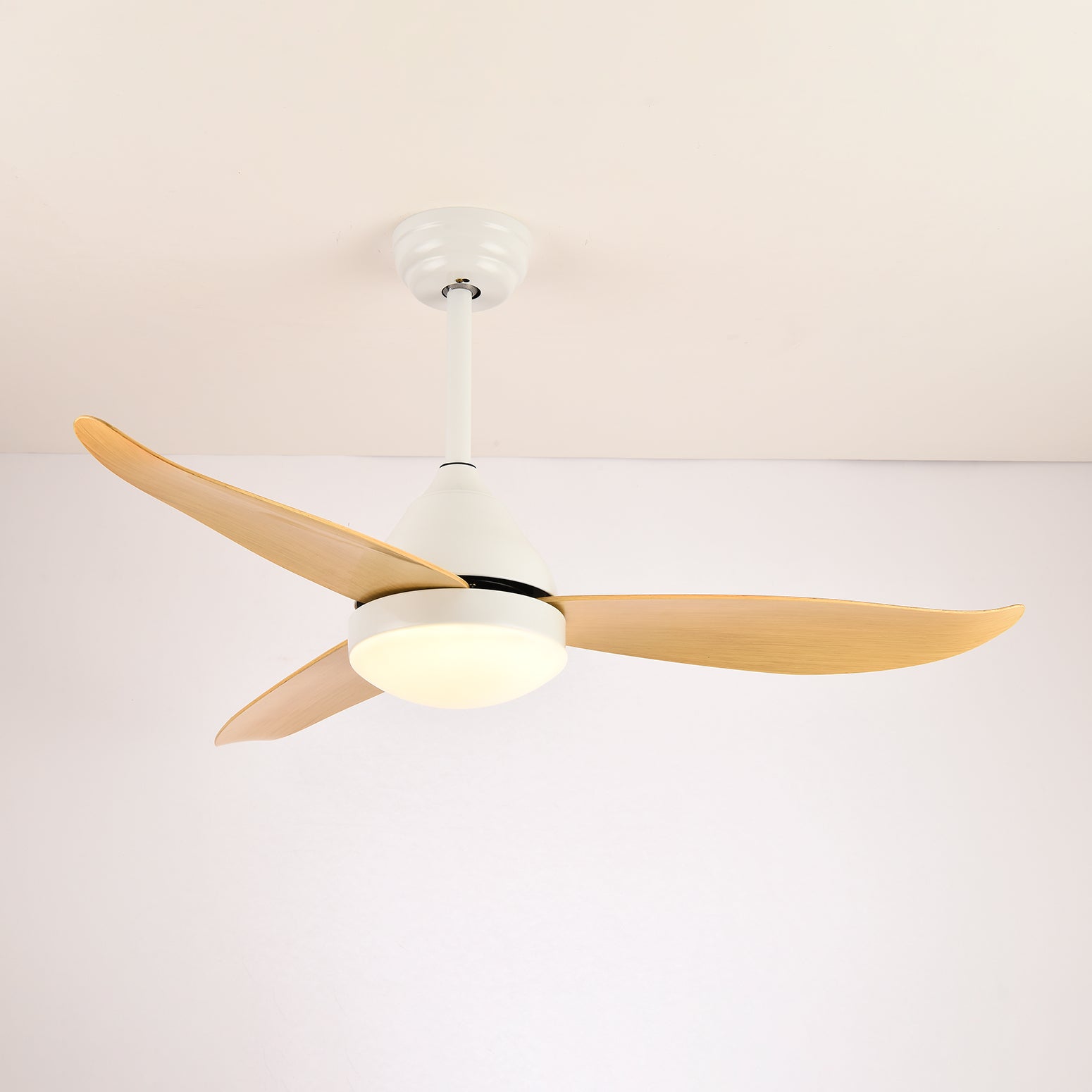 Ventilator de tavan modern Fia cu iluminare, 3 viteze, telecomandă, ø106 cm, culoare lemn alb-negru – Lamylie