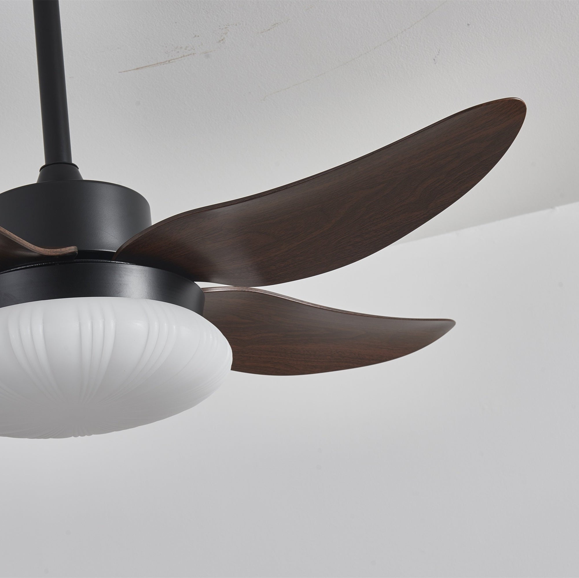 Nowoczesny wentylator sufitowy z oświetleniem i pilotem, drewniany design, 106 cm – Lamylie