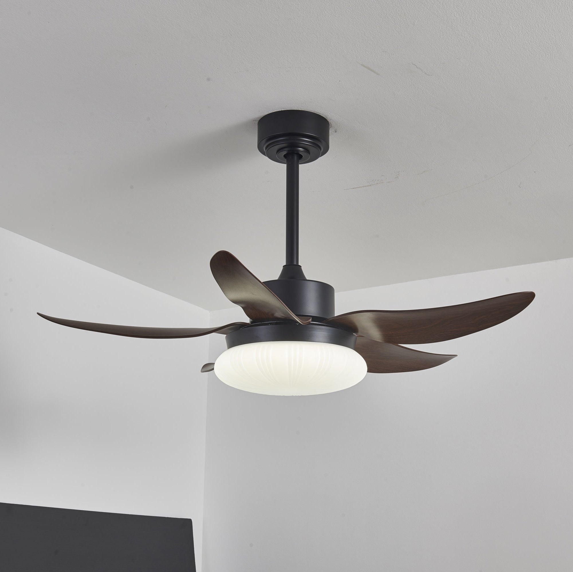 Nowoczesny wentylator sufitowy z oświetleniem i pilotem, drewniany design, 106 cm – Lamylie