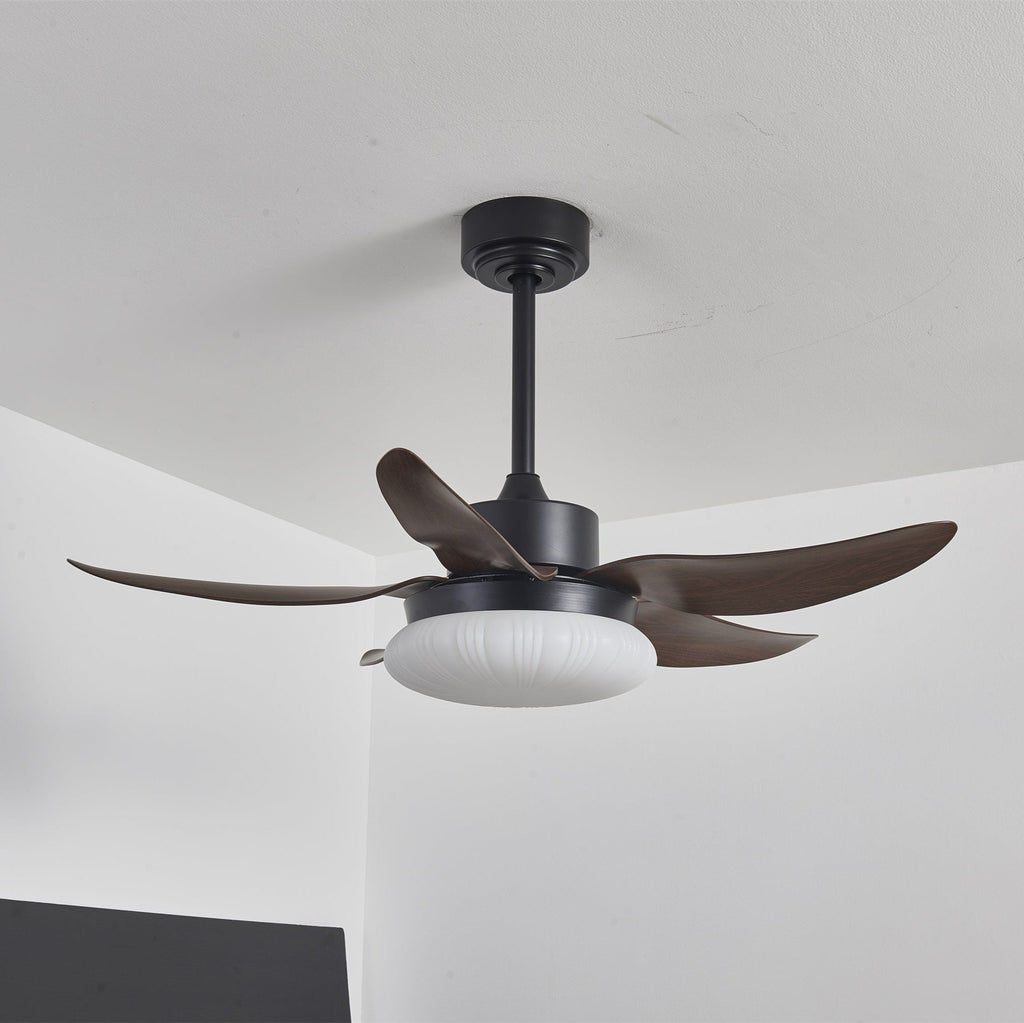 Nowoczesny wentylator sufitowy z oświetleniem i pilotem, drewniany design, 106 cm – Lamylie
