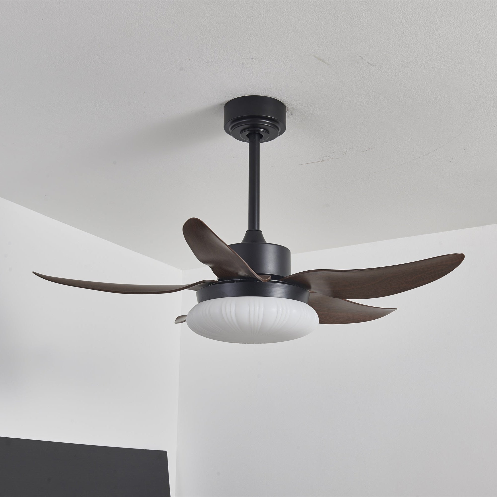 Nowoczesny wentylator sufitowy z oświetleniem i pilotem, drewniany design, 106 cm – Lamylie