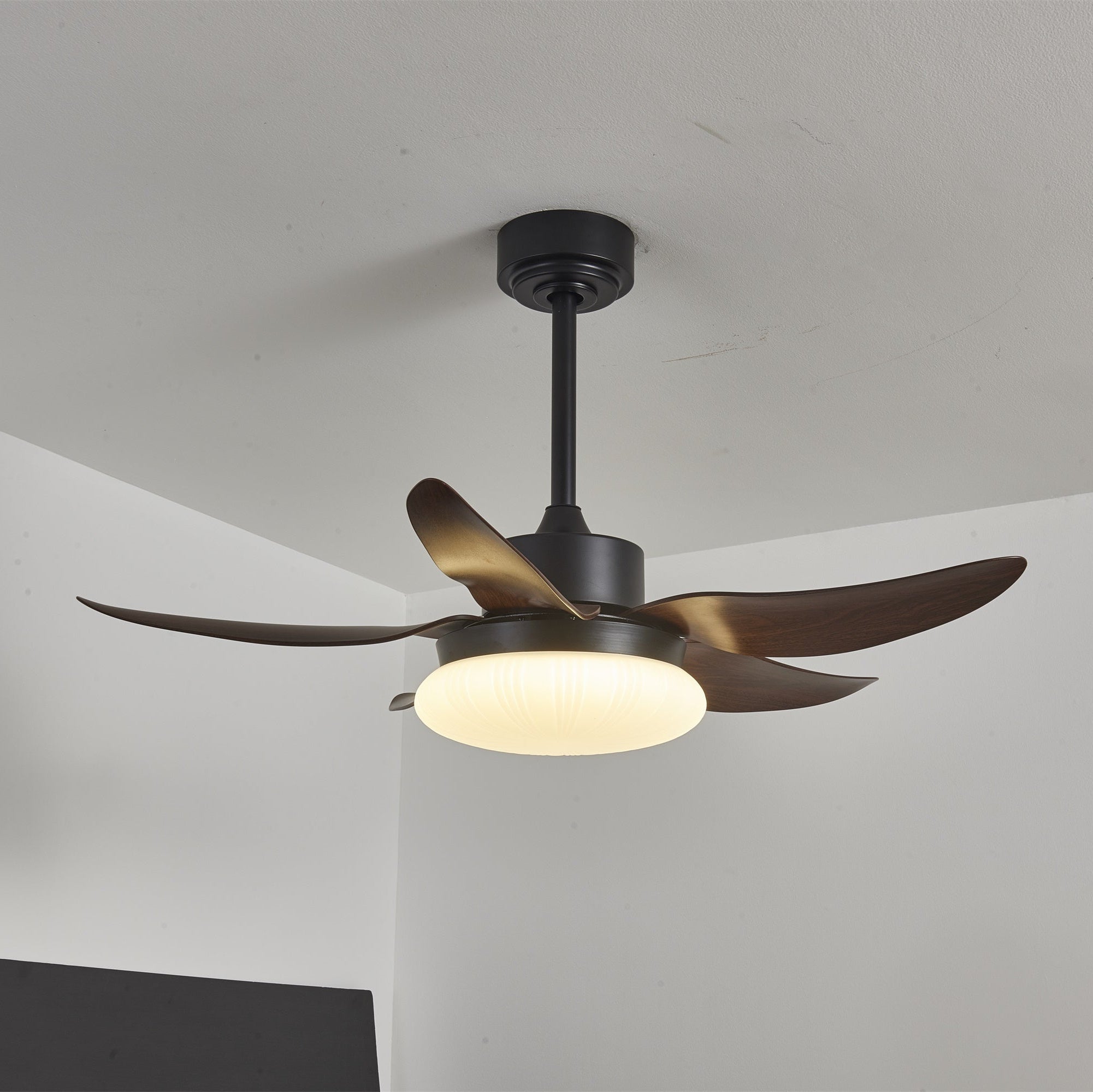 Nowoczesny wentylator sufitowy z oświetleniem i pilotem, drewniany design, 106 cm – Lamylie