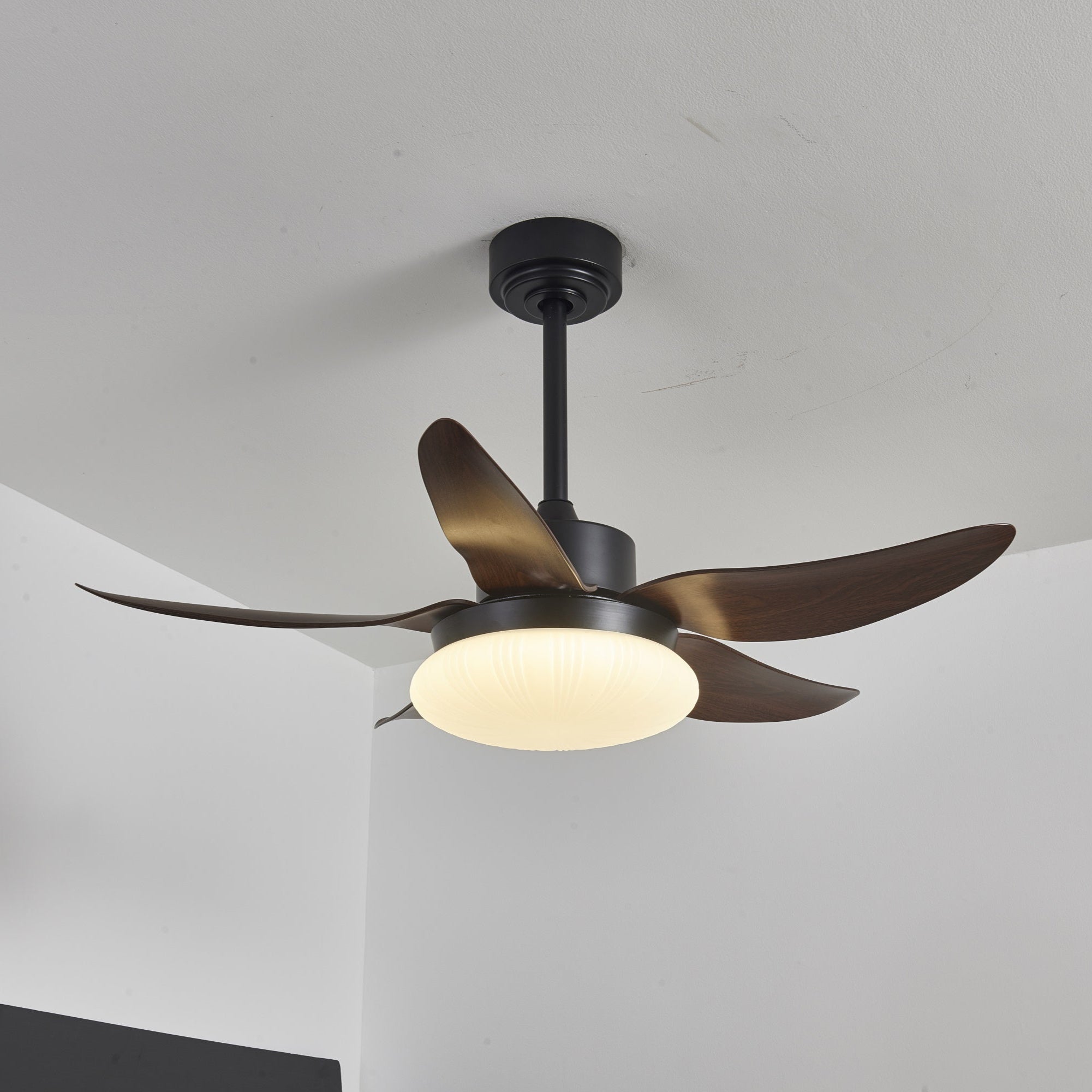 Nowoczesny wentylator sufitowy z oświetleniem i pilotem, drewniany design, 106 cm – Lamylie