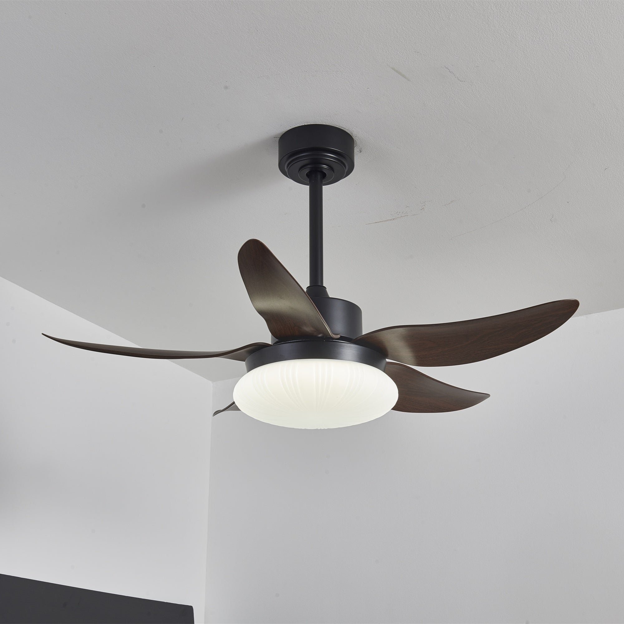 Nowoczesny wentylator sufitowy z oświetleniem i pilotem, drewniany design, 106 cm – Lamylie