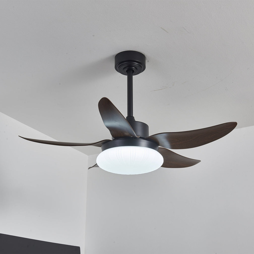 Nowoczesny wentylator sufitowy z oświetleniem i pilotem, drewniany design, 106 cm – Lamylie