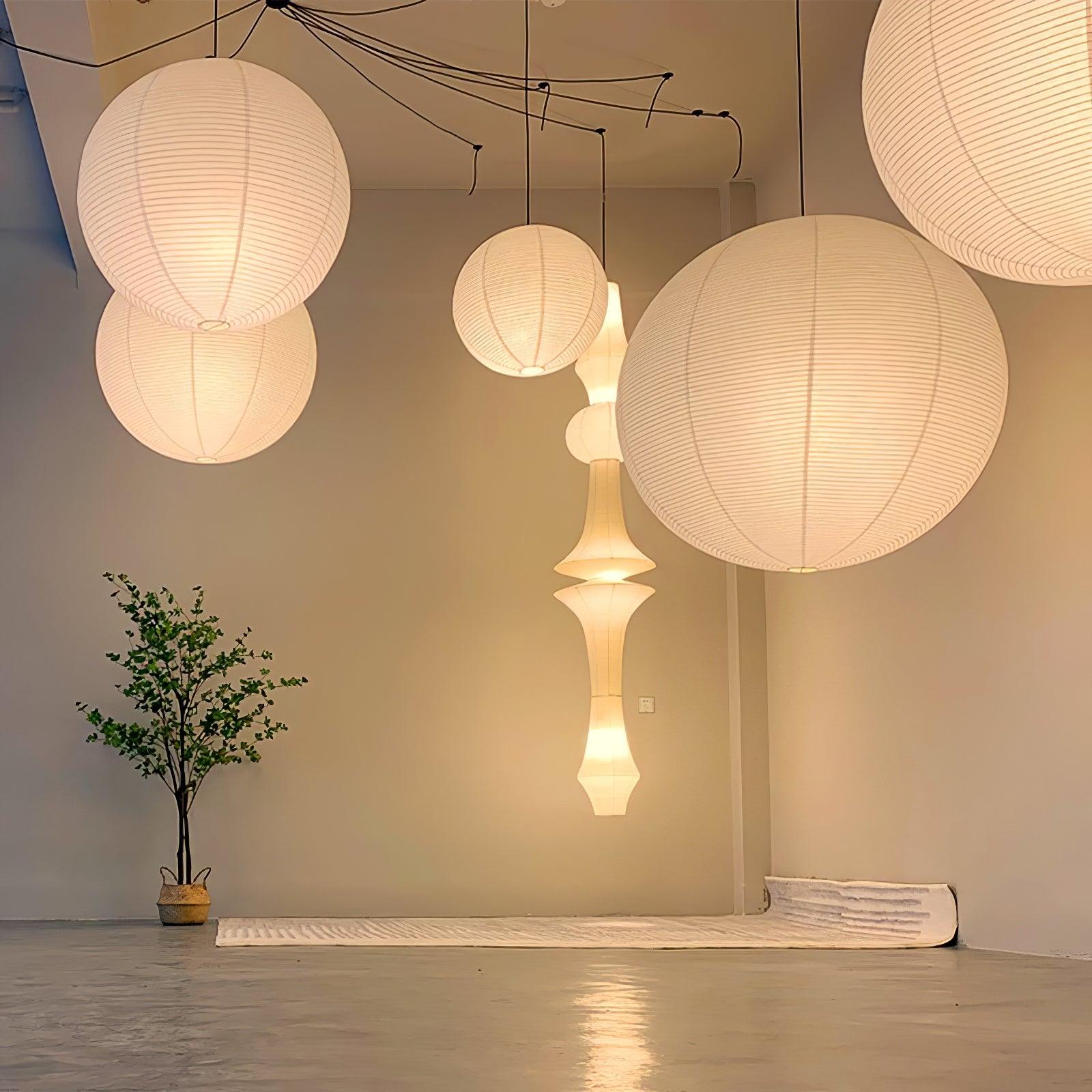 Závěsná lampa v podobě japonské papírové koule | ručně vyrobená závěsná lampa z papíru kozo se zástrčkou | plovoucí ambientní osvětlení do obývacího pokoje, ložnice a jídelny | k dispozici v 10 velikostech – Lamylie