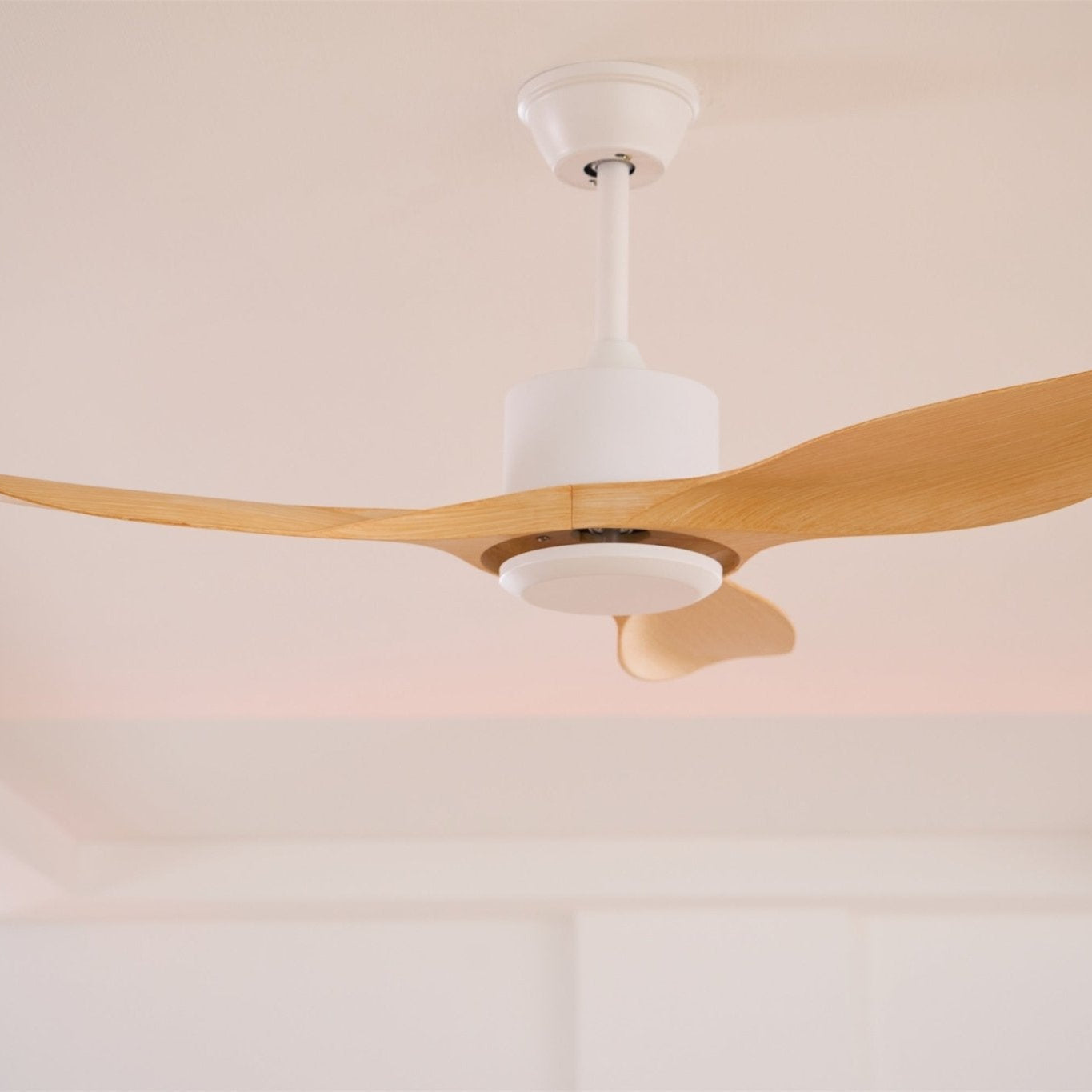 Minimalistinen puinen kattotuuletin, 106–132 cm, kaukosäädin, 5 nopeutta, suunnanvaihdolla varustettu kuparimoottori, AC 110–240 V – Lamylie