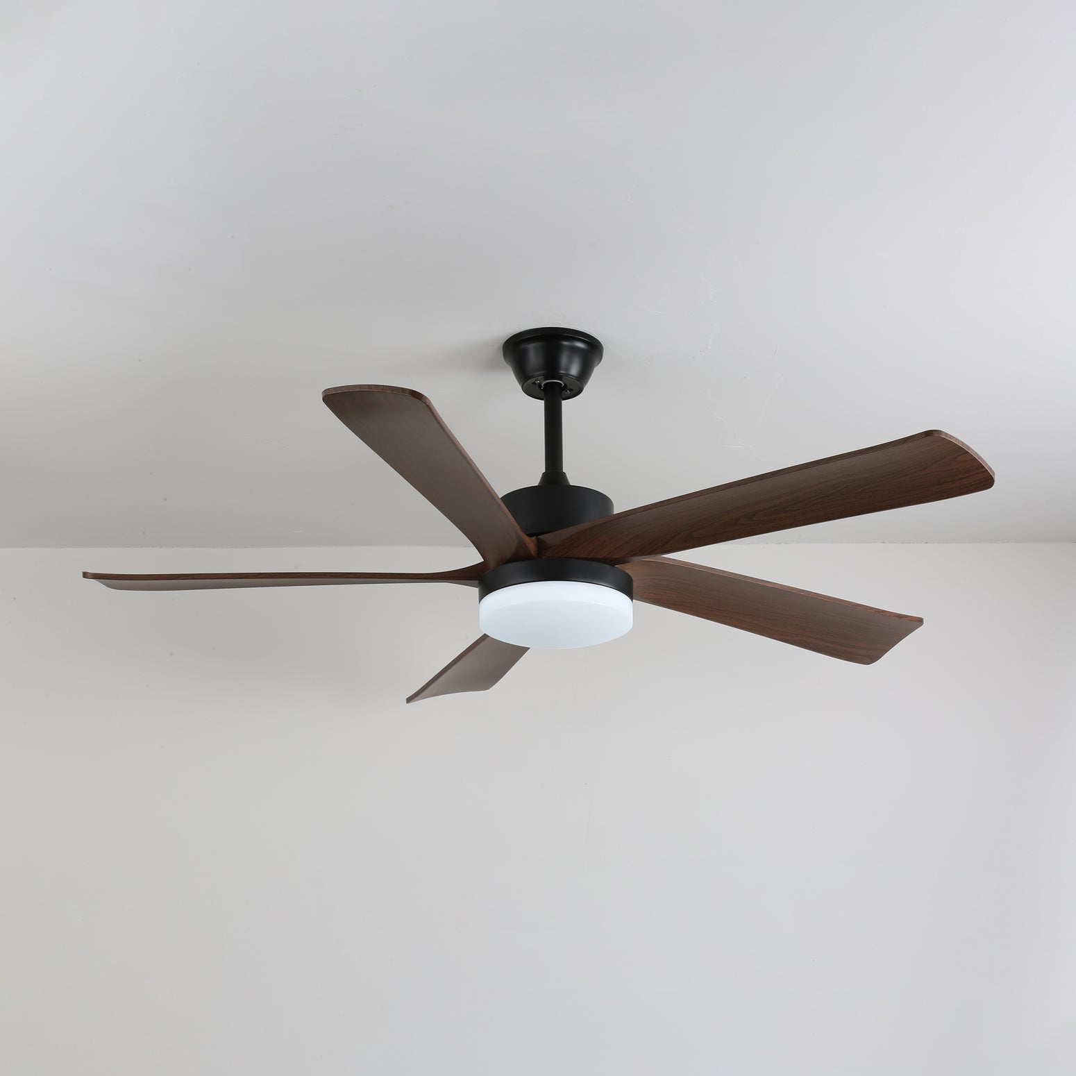 Ventilator de tavan modern cu iluminare și pale din lemn | Ventilator de tavan cu LED și lemn, 6 viteze | Ventilator de tavan silențios cu telecomandă | Lampă-ventilator scandinavă, neagră și nuc, pentru living și dormitor – Lamylie