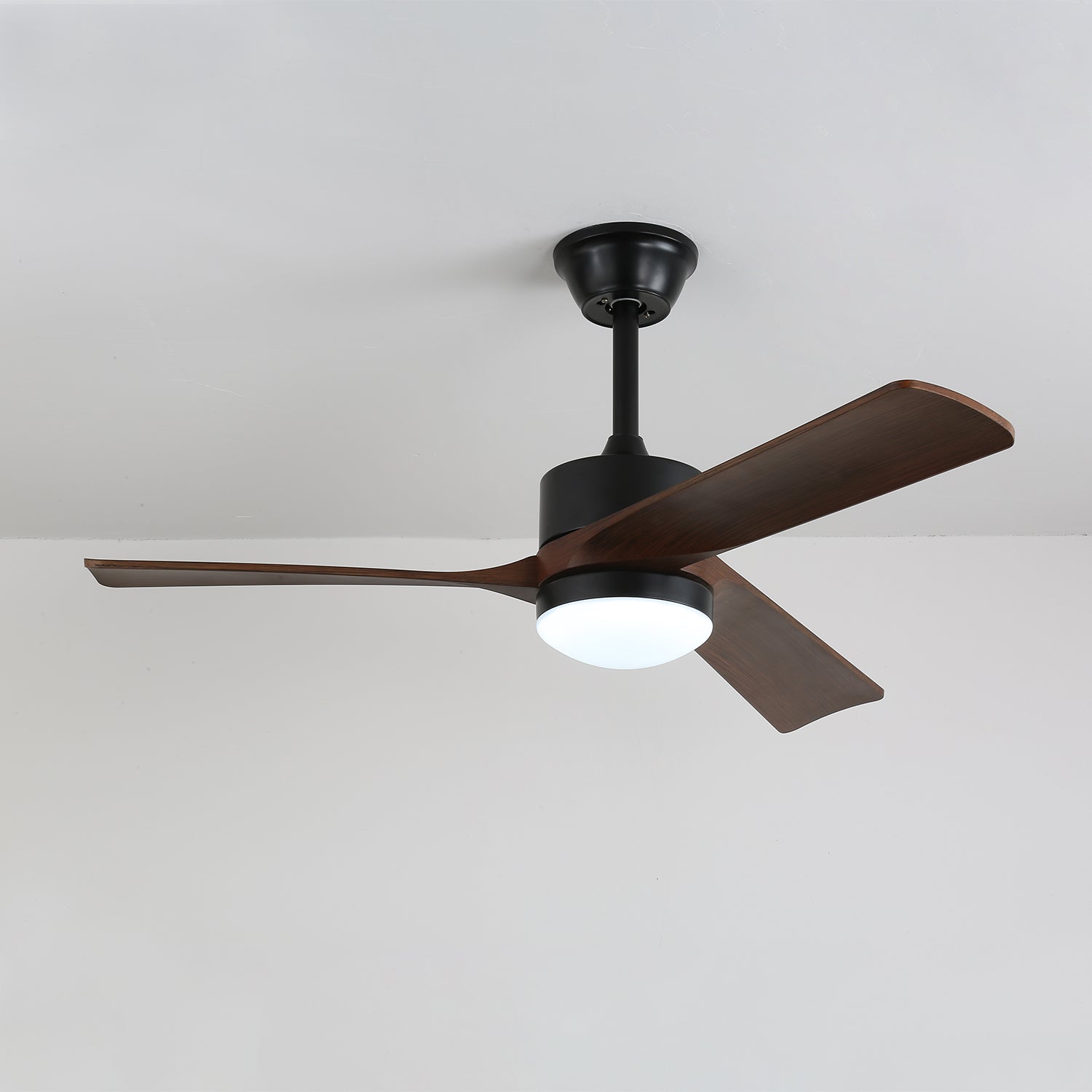 Modern mennyezeti ventilátor világítással, 132 cm, sötétbarna diófa | Fényerőszabályozható, 6 sebességfokozat, csendes motor – Lamylie