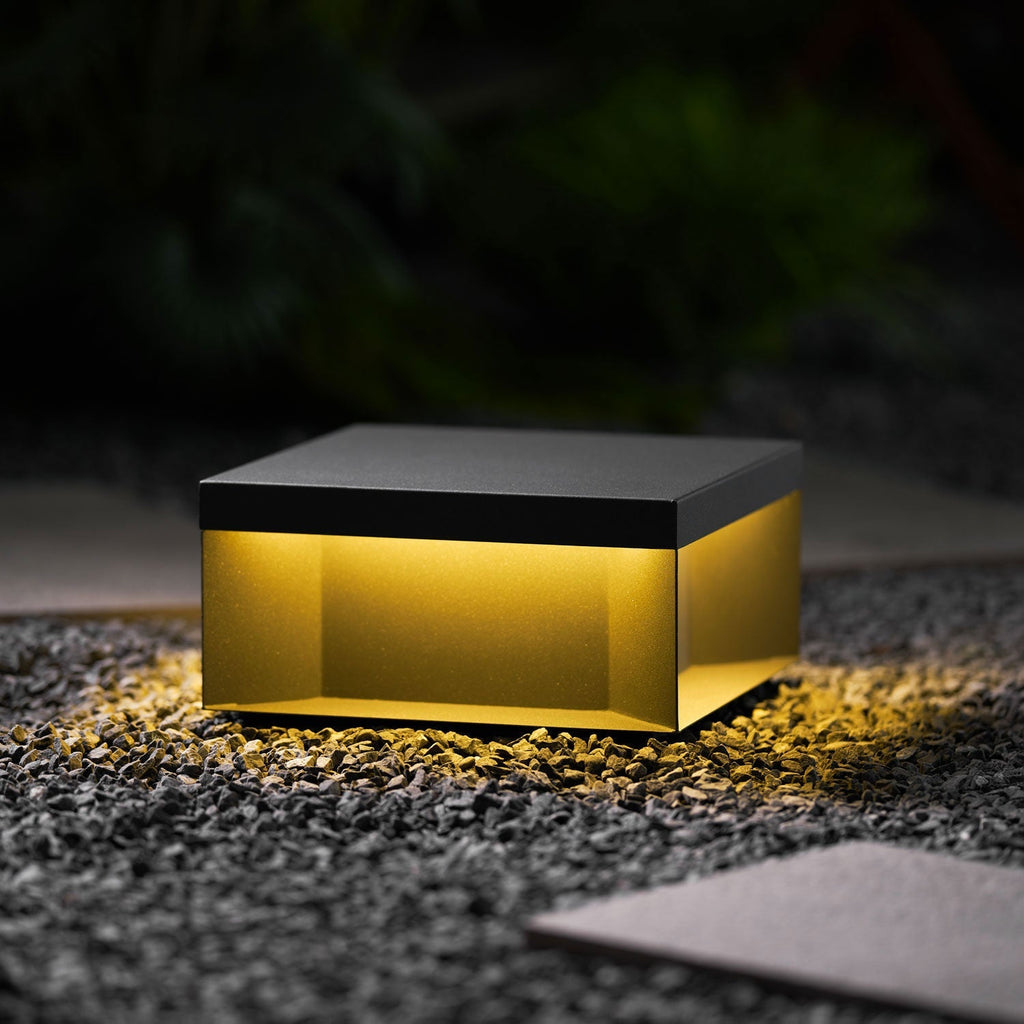 Outdoor-Gartenlampe Quadrat — Wasserdicht IP65 Pfostenleuchte Schwarz Metall & Mattiertes Glas — 20×20×10 cm / 30×30×15 cm / 40×40×20 cm / 50×50×35 cm — Solarpanel oder Netzanschluss — 3000K/4000K/6000K — Einfahrt, Terrasse, Weg & Zaun - Lamylie