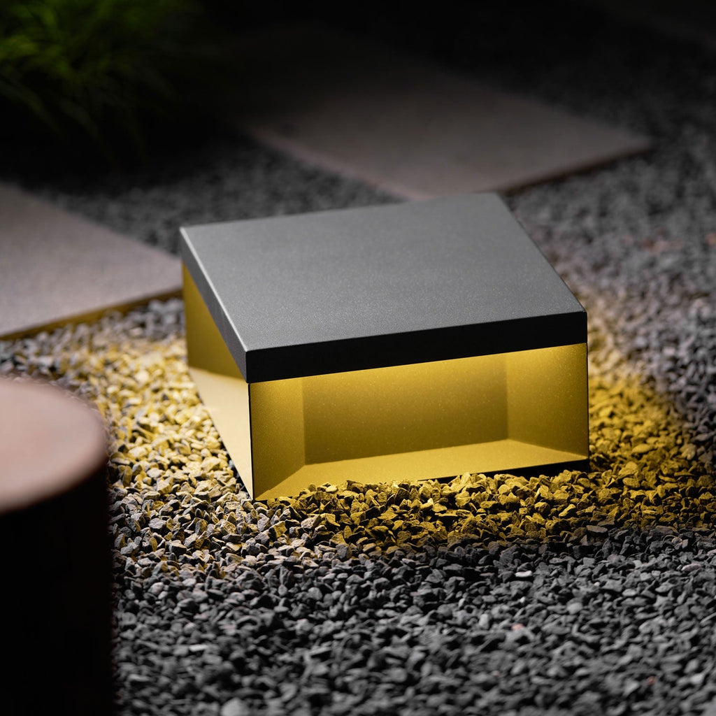 Outdoor-Gartenlampe Quadrat — Wasserdicht IP65 Pfostenleuchte Schwarz Metall & Mattiertes Glas — 20×20×10 cm / 30×30×15 cm / 40×40×20 cm / 50×50×35 cm — Solarpanel oder Netzanschluss — 3000K/4000K/6000K — Einfahrt, Terrasse, Weg & Zaun - Lamylie