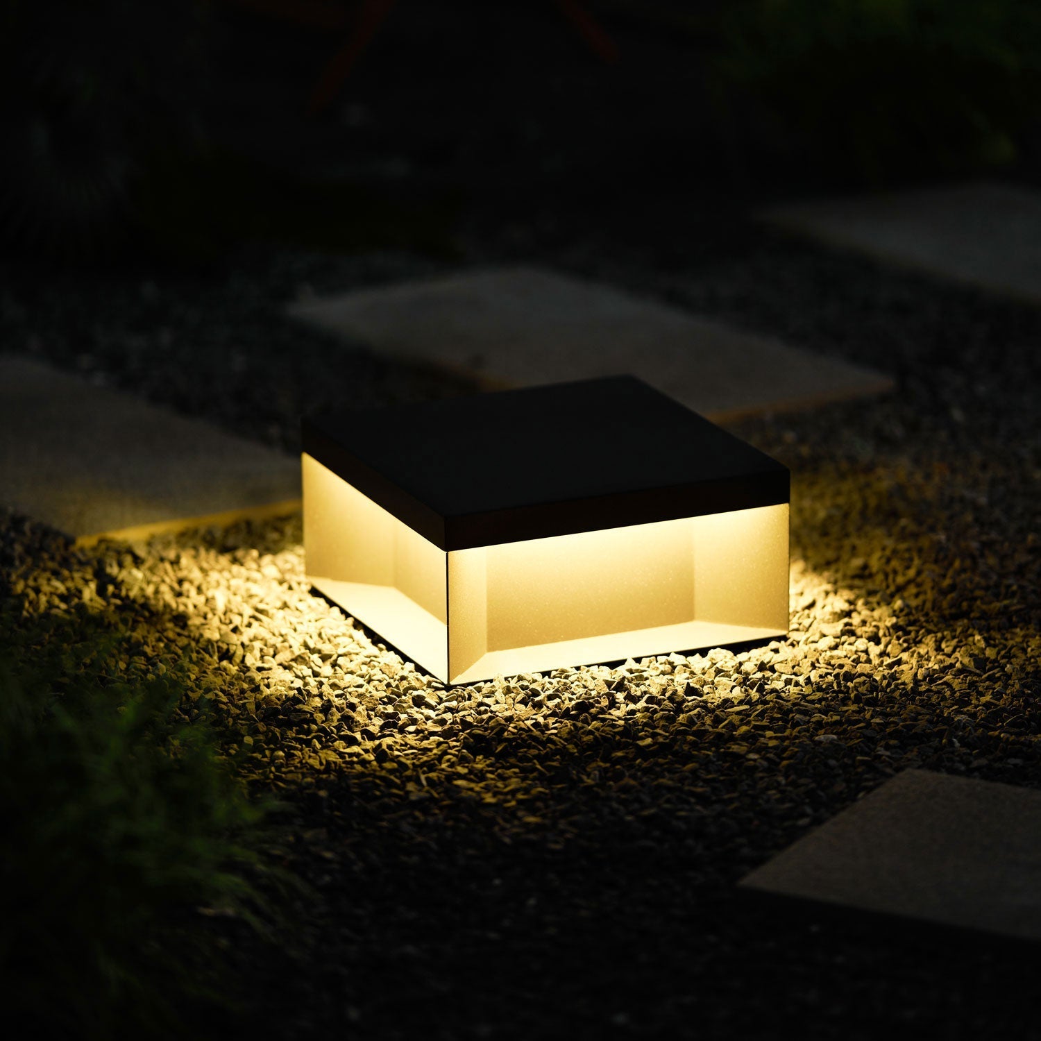 Outdoor-Gartenlampe Quadrat — Wasserdicht IP65 Pfostenleuchte Schwarz Metall & Mattiertes Glas — 20×20×10 cm / 30×30×15 cm / 40×40×20 cm / 50×50×35 cm — Solarpanel oder Netzanschluss — 3000K/4000K/6000K — Einfahrt, Terrasse, Weg & Zaun - Lamylie