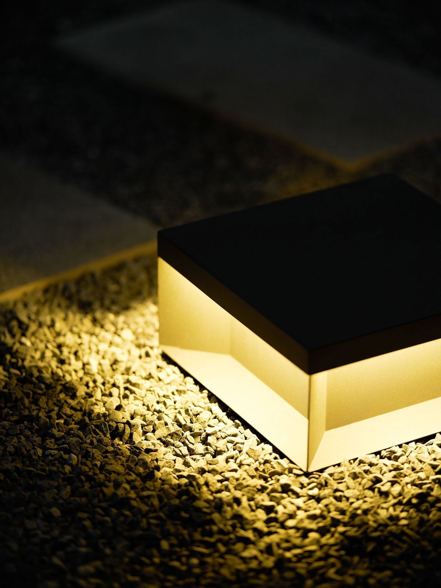 Outdoor-Gartenlampe Quadrat — Wasserdicht IP65 Pfostenleuchte Schwarz Metall & Mattiertes Glas — 20×20×10 cm / 30×30×15 cm / 40×40×20 cm / 50×50×35 cm — Solarpanel oder Netzanschluss — 3000K/4000K/6000K — Einfahrt, Terrasse, Weg & Zaun - Lamylie