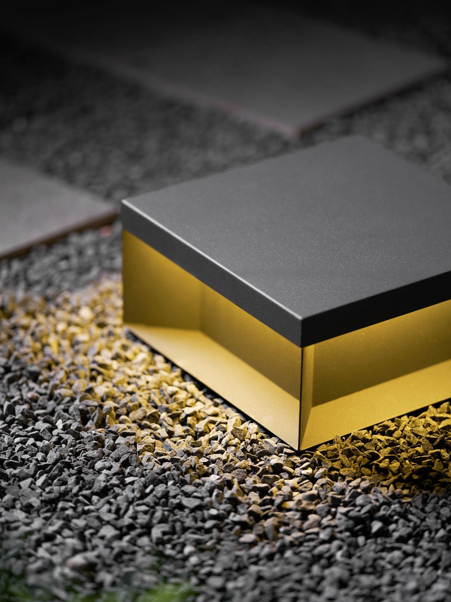 Outdoor-Gartenlampe Quadrat — Wasserdicht IP65 Pfostenleuchte Schwarz Metall & Mattiertes Glas — 20×20×10 cm / 30×30×15 cm / 40×40×20 cm / 50×50×35 cm — Solarpanel oder Netzanschluss — 3000K/4000K/6000K — Einfahrt, Terrasse, Weg & Zaun - Lamylie