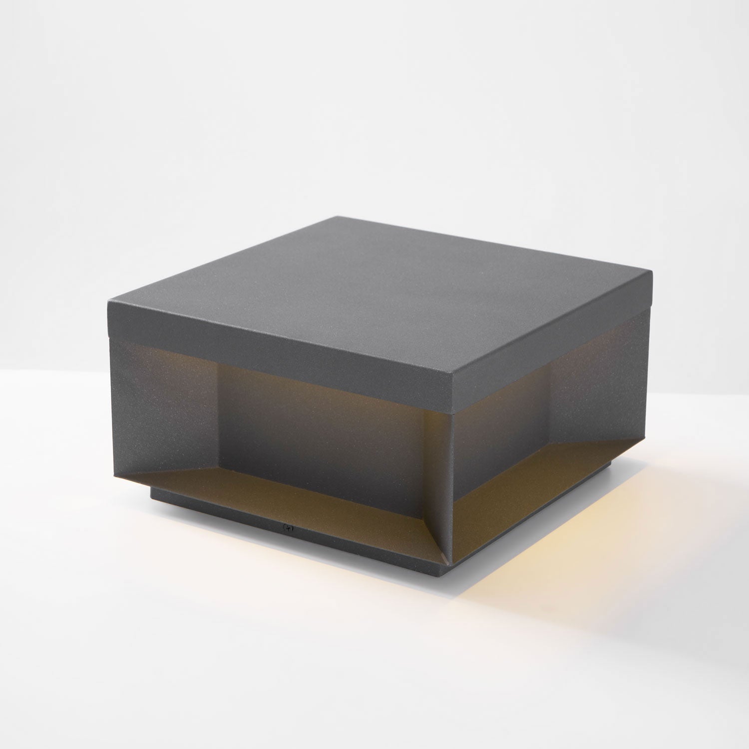 Outdoor-Gartenlampe Quadrat — Wasserdicht IP65 Pfostenleuchte Schwarz Metall & Mattiertes Glas — 20×20×10 cm / 30×30×15 cm / 40×40×20 cm / 50×50×35 cm — Solarpanel oder Netzanschluss — 3000K/4000K/6000K — Einfahrt, Terrasse, Weg & Zaun - Lamylie