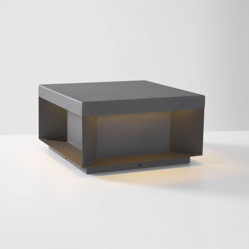 Outdoor-Gartenlampe Quadrat — Wasserdicht IP65 Pfostenleuchte Schwarz Metall & Mattiertes Glas — 20×20×10 cm / 30×30×15 cm / 40×40×20 cm / 50×50×35 cm — Solarpanel oder Netzanschluss — 3000K/4000K/6000K — Einfahrt, Terrasse, Weg & Zaun - Lamylie