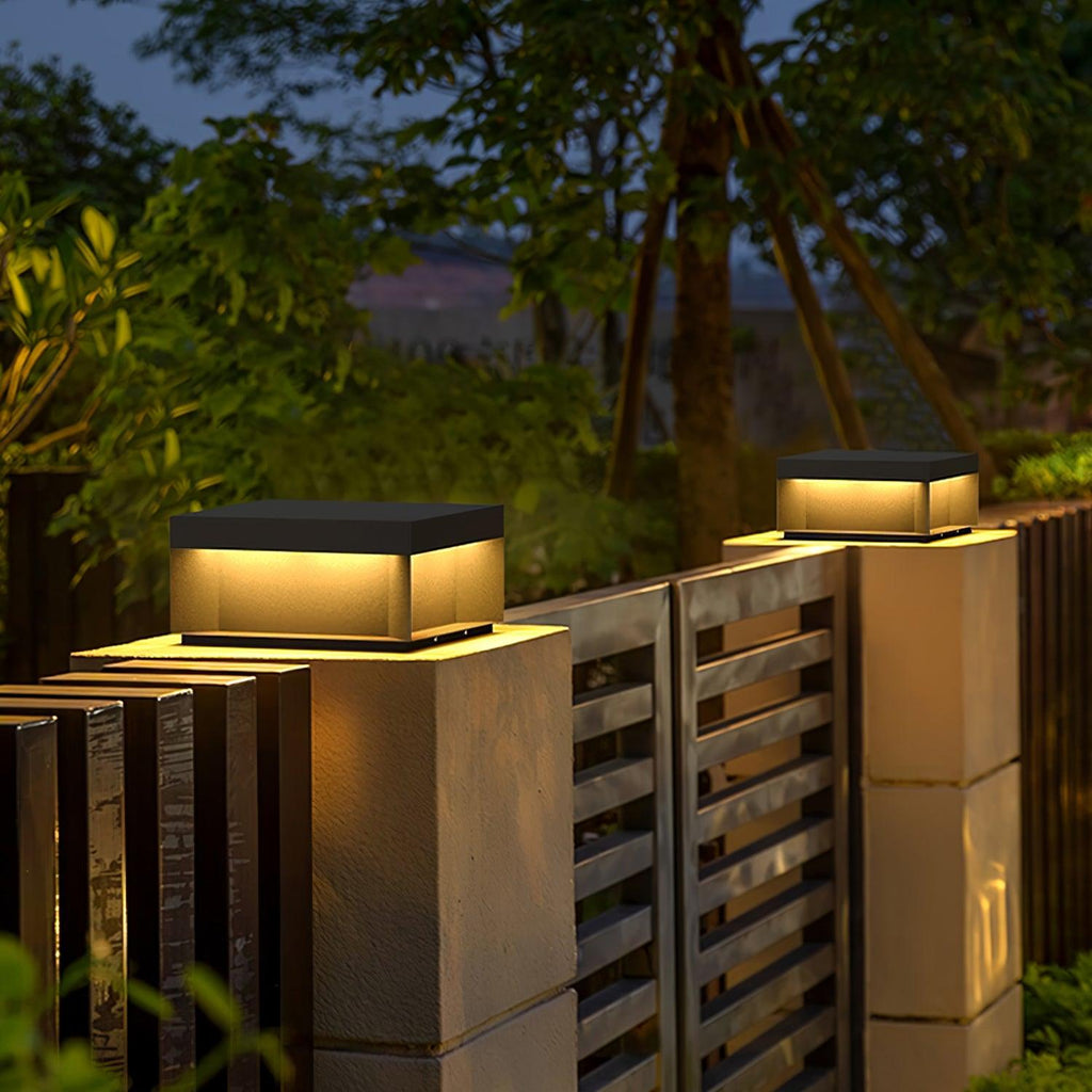 Outdoor-Gartenlampe Quadrat — Wasserdicht IP65 Pfostenleuchte Schwarz Metall & Mattiertes Glas — 20×20×10 cm / 30×30×15 cm / 40×40×20 cm / 50×50×35 cm — Solarpanel oder Netzanschluss — 3000K/4000K/6000K — Einfahrt, Terrasse, Weg & Zaun - Lamylie
