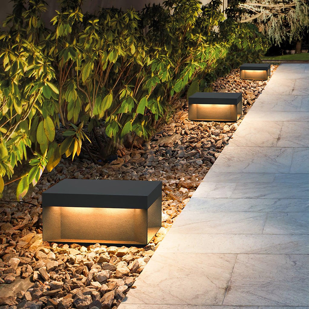 Outdoor-Gartenlampe Quadrat — Wasserdicht IP65 Pfostenleuchte Schwarz Metall & Mattiertes Glas — 20×20×10 cm / 30×30×15 cm / 40×40×20 cm / 50×50×35 cm — Solarpanel oder Netzanschluss — 3000K/4000K/6000K — Einfahrt, Terrasse, Weg & Zaun - Lamylie