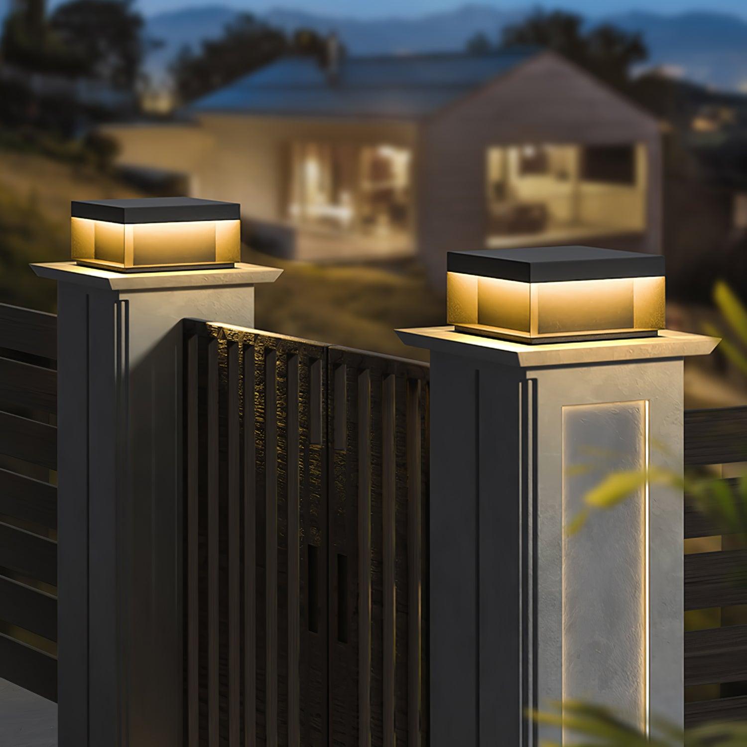 Outdoor-Gartenlampe Quadrat — Wasserdicht IP65 Pfostenleuchte Schwarz Metall & Mattiertes Glas — 20×20×10 cm / 30×30×15 cm / 40×40×20 cm / 50×50×35 cm — Solarpanel oder Netzanschluss — 3000K/4000K/6000K — Einfahrt, Terrasse, Weg & Zaun - Lamylie
