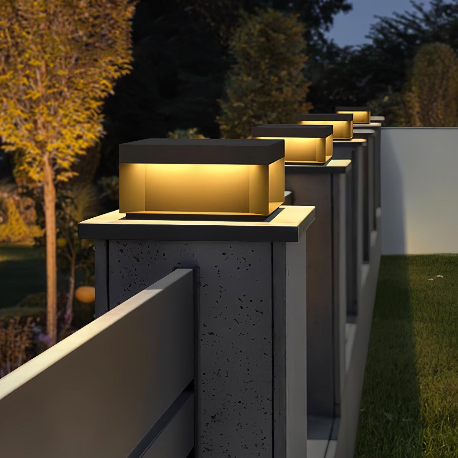 Outdoor-Gartenlampe Quadrat — Wasserdicht IP65 Pfostenleuchte Schwarz Metall & Mattiertes Glas — 20×20×10 cm / 30×30×15 cm / 40×40×20 cm / 50×50×35 cm — Solarpanel oder Netzanschluss — 3000K/4000K/6000K — Einfahrt, Terrasse, Weg & Zaun - Lamylie